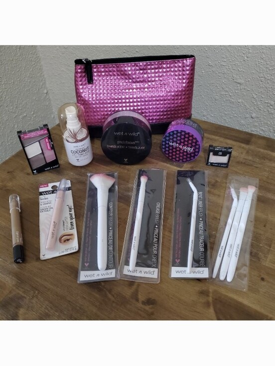 wet n wild Other - 14 Wet n Wild Makeup Lot - Eyeshadow / Glitter Mask / Setting Powder / Brushes